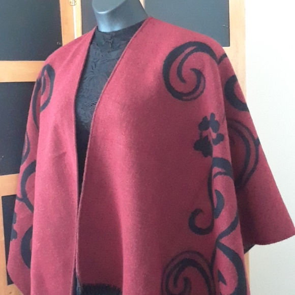 Reversible Printed Poncho w/fringes - Picture 4 of 16